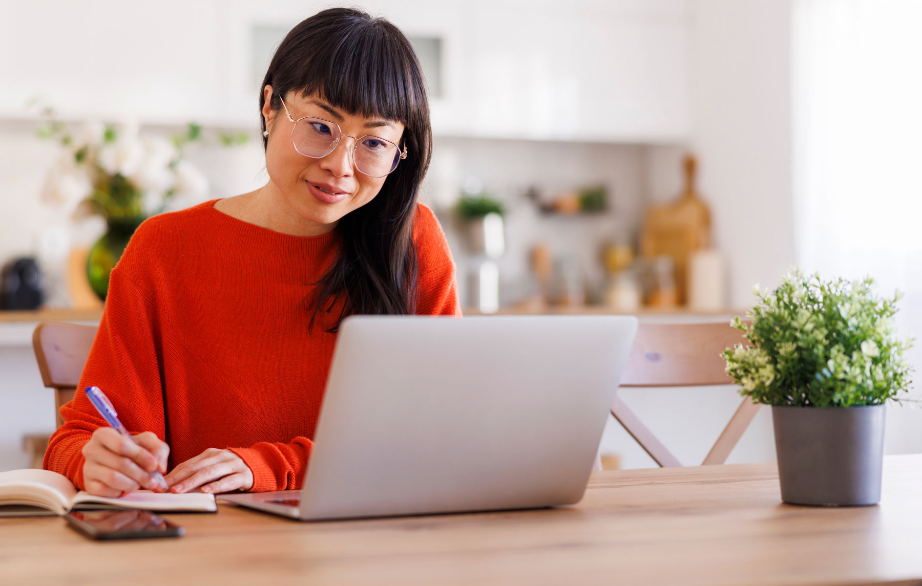 女人在筆記本電腦上工作