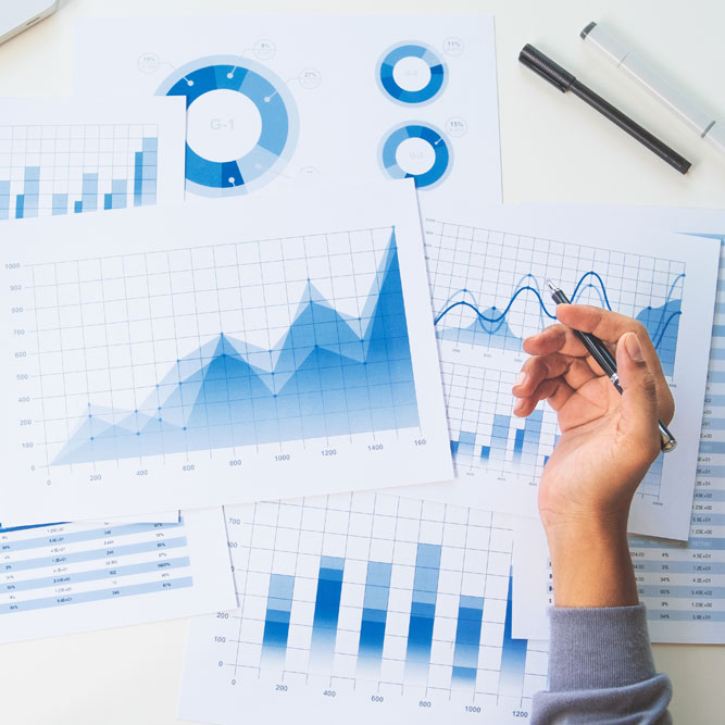 手拿著筆在報告上面