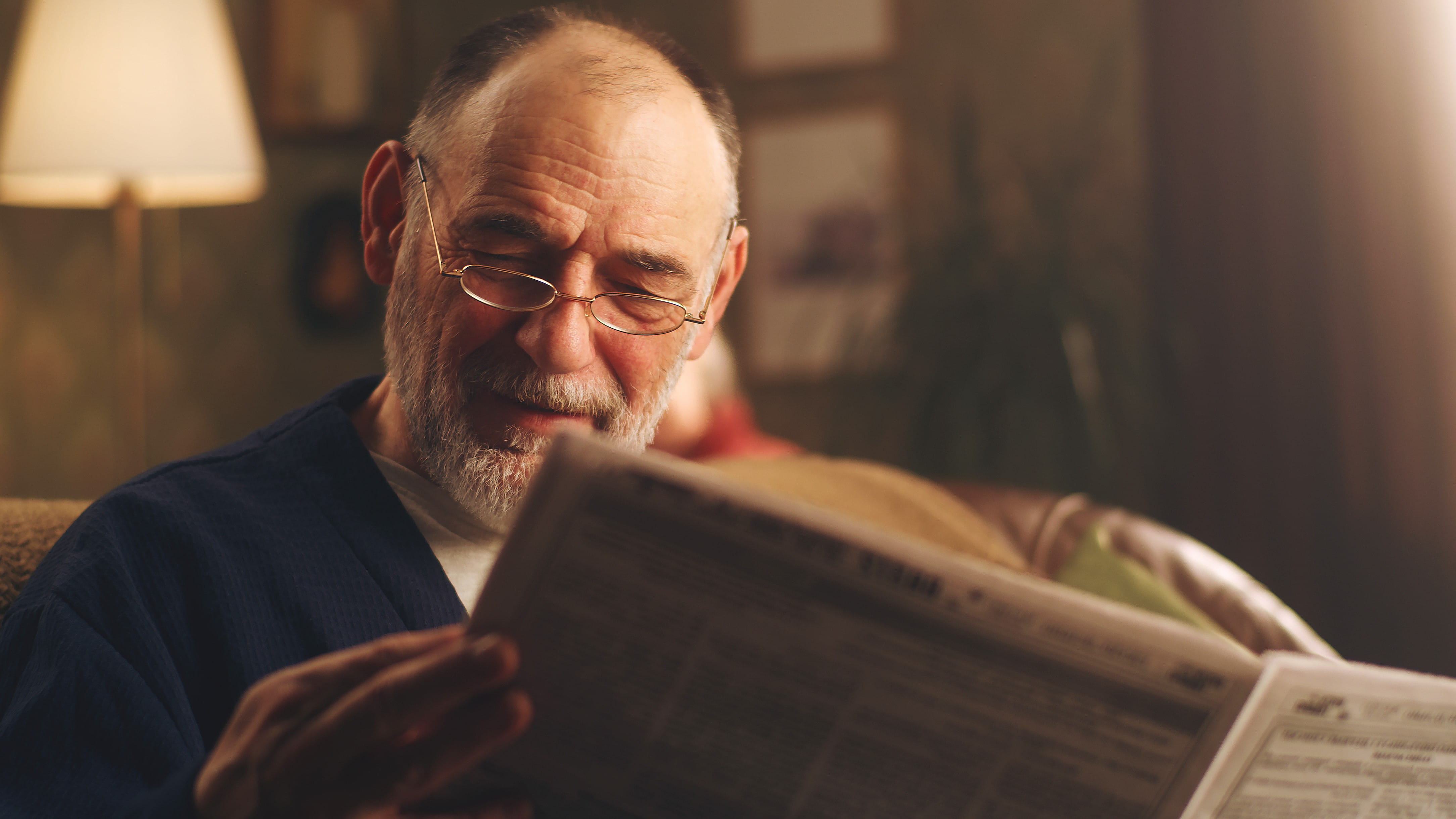 正在閱讀報紙的男子
